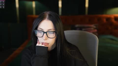 Snapshot of juicy_secrets_054 chatting on 03/19/26, 11:25 Elza online show from 03/19/26, 11:25
