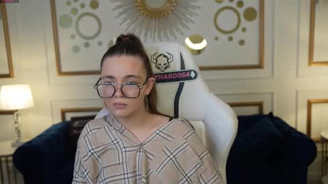 Snapshot of juicy_secrets_054 chatting on 03/21/26, 08:08 Elza online show from 03/21/26, 08:08