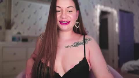 Snapshot of juicyhelenx chatting on 10/21/25, 03:35 Elena online show from 10/21/25, 03:35