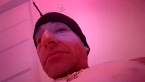 Snapshot of juicystraw chatting on 12/15/25, 01:32 juicystraw online show from 12/15/25, 01:32