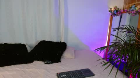 Snapshot of jules_n_gia chatting on 01/05/25, 11:01 Jules and Gia online show from 01/05/25, 11:01