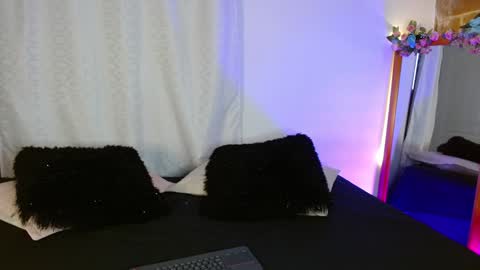 Snapshot of jules_n_gia chatting on 01/10/25, 11:43 Jules and Gia online show from 01/10/25, 11:43