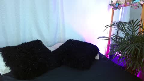 Snapshot of jules_n_gia chatting on 01/12/25, 01:58 Jules and Gia online show from 01/12/25, 01:58