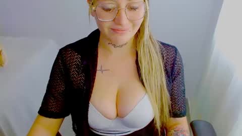 Snapshot of juli_69 chatting on 09/17/25, 05:36  Juliana Torres  online show from 09/17/25, 05:36