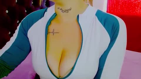 Snapshot of juli_69 chatting on 10/29/25, 07:48  Juliana Torres  online show from 10/29/25, 07:48