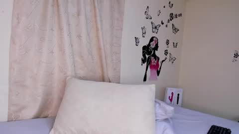 Snapshot of juli_castillos chatting on 02/24/25, 06:04 Juli online show from 02/24/25, 06:04