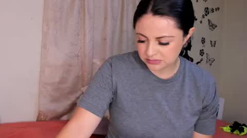 Snapshot of juli_castillos chatting on 03/11/25, 05:35 Juli online show from 03/11/25, 05:35