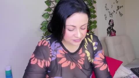 Snapshot of juli_castillos chatting on 10/11/25, 04:49 Juli online show from 10/11/25, 04:49