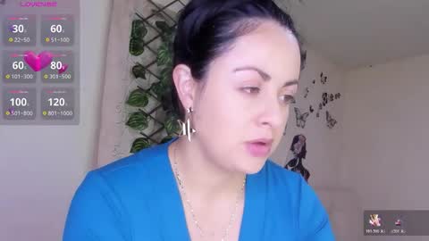 Snapshot of juli_castillos chatting on 10/26/25, 12:44 Juli online show from 10/26/25, 12:44