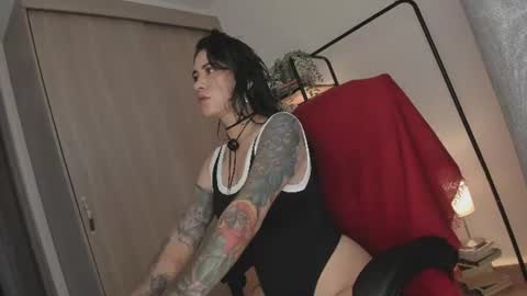Juli Modelo Independiente online show from 06/17/26, 04:52