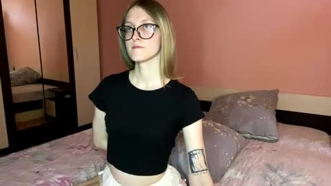 julia_charm online show from 05/26/26, 04:58