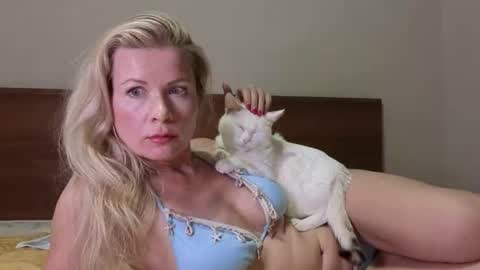 julia_giulia online show from 10/09/25, 08:51