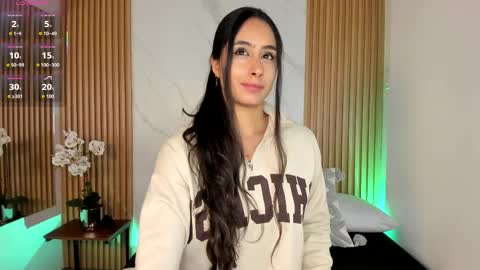 J U L IA   M A R T I N E Z online show from 04/16/26, 11:33