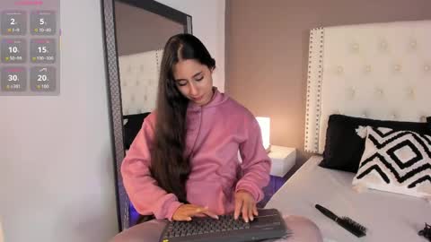 J U L IA   M A R T I N E Z online show from 06/08/26, 11:43