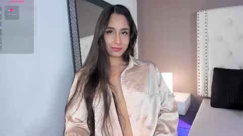 J U L IA   M A R T I N E Z online show from 06/17/26, 11:45