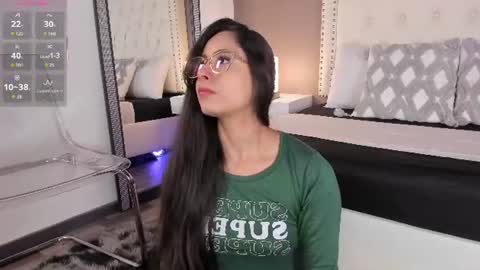 J U L IA   M A R T I N E Z online show from 06/24/26, 11:42