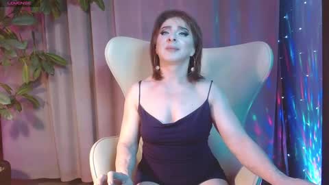 Snapshot of julia_renard chatting on 11/07/25, 09:15 Julia online show from 11/07/25, 09:15