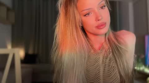 Julia R Le online show from 10/25/25, 04:57