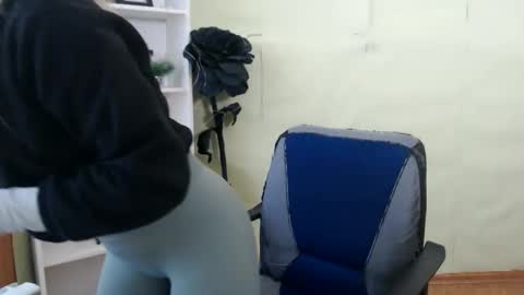 Snapshot of juliacrazy_ chatting on 02/19/25, 06:22 juliacrazy_ online show from 02/19/25, 06:22