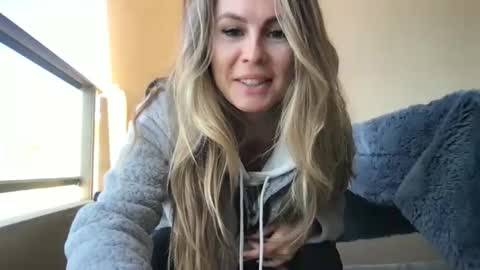 julialemilf online show from 04/18/26, 08:18