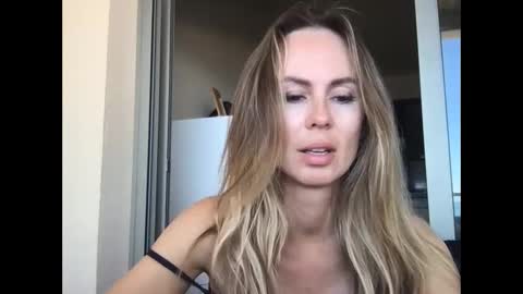 julialemilf online show from 05/20/26, 10:21