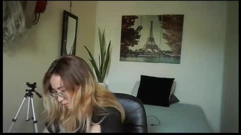 JuliaMack online show from 10/27/25, 09:52