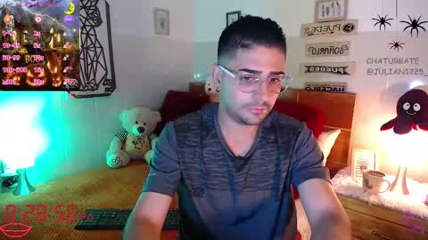 Snapshot of julian1225_ chatting on 10/14/25, 01:28 Julian online show from 10/14/25, 01:28