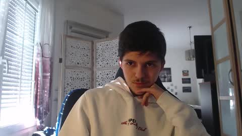 Snapshot of julian762928 chatting on 03/04/26, 03:18 Julian1265 online show from 03/04/26, 03:18