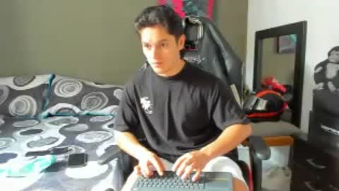 julian_wallace1 online show from 06/17/26, 01:12
