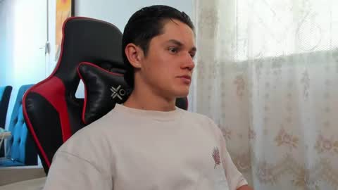 julian_wallace1 online show from 06/19/26, 07:06