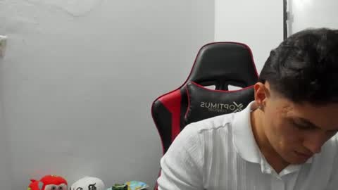 julian_wallace1 online show from 07/05/26, 11:34