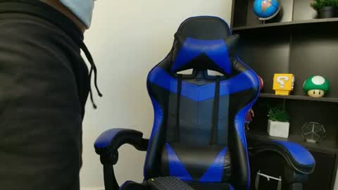 julian_wallace1 online show from 07/17/26, 12:17
