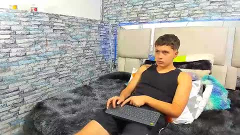 Snapshot of julian_wolf18 chatting on 09/29/25, 02:11 julian online show from 09/29/25, 02:11