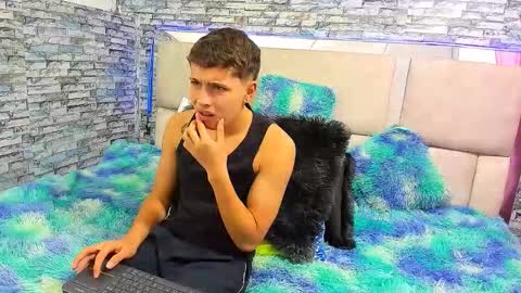 Snapshot of julian_wolf18 chatting on 09/30/25, 02:22 julian online show from 09/30/25, 02:22