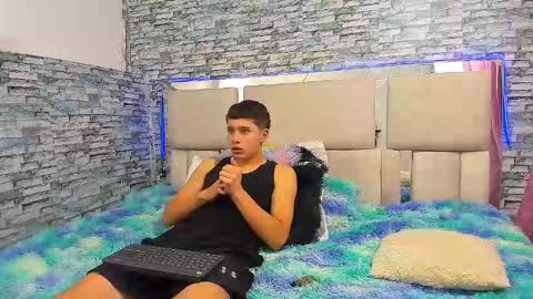 Snapshot of julian_wolf18 chatting on 10/15/25, 03:23 julian online show from 10/15/25, 03:23