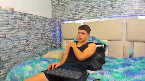 Snapshot of julian_wolf18 chatting on 10/17/25, 03:25 julian online show from 10/17/25, 03:25