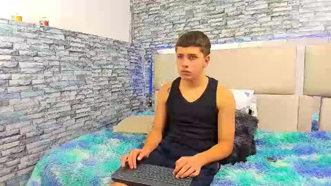 Snapshot of julian_wolf18 chatting on 10/18/25, 04:30 julian online show from 10/18/25, 04:30