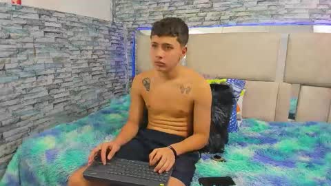 Snapshot of julian_wolf18 chatting on 10/31/25, 04:08 julian online show from 10/31/25, 04:08