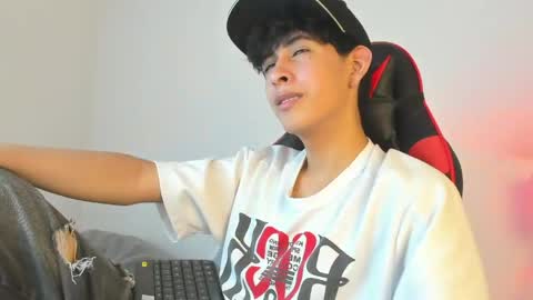 Snapshot of julian_xp chatting on 05/21/26, 07:43 Julian online show from 05/21/26, 07:43