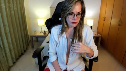Snapshot of juliannemore chatting on 01/25/25, 03:19 Fernanda online show from 01/25/25, 03:19