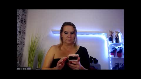 Snapshot of juliapink6 chatting on 11/17/25, 09:20 Julia online show from 11/17/25, 09:20