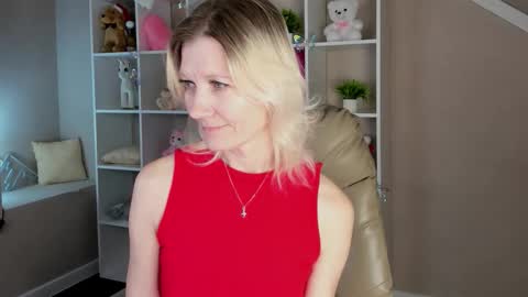 Snapshot of julie_lucasss chatting on 03/11/26, 12:38 Julie Lucasss online show from 03/11/26, 12:38