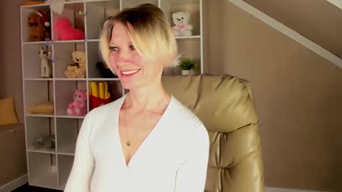 Snapshot of julie_lucasss chatting on 03/13/26, 12:50 Julie Lucasss online show from 03/13/26, 12:50