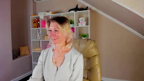 Snapshot of julie_lucasss chatting on 03/14/26, 12:50 Julie Lucasss online show from 03/14/26, 12:50