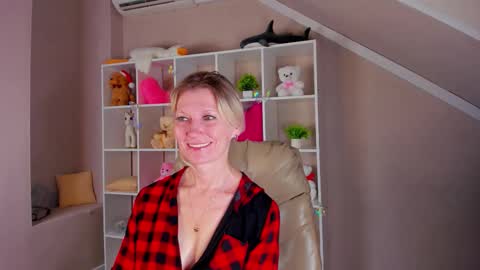 Snapshot of julie_lucasss chatting on 03/15/26, 01:00 Julie Lucasss online show from 03/15/26, 01:00
