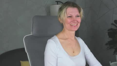 Snapshot of julie_lucasss chatting on 03/16/26, 12:49 Julie Lucasss online show from 03/16/26, 12:49
