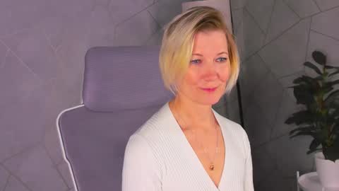 Snapshot of julie_lucasss chatting on 03/20/26, 12:48 Julie Lucasss online show from 03/20/26, 12:48
