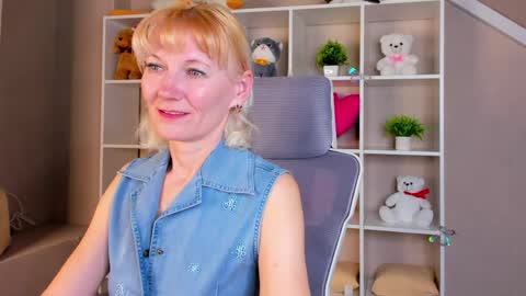 Snapshot of julie_lucasss chatting on 04/07/26, 12:33 Julie Lucasss online show from 04/07/26, 12:33