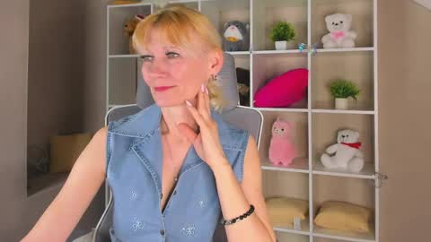 Snapshot of julie_lucasss chatting on 04/14/26, 12:38 Julie Lucasss online show from 04/14/26, 12:38
