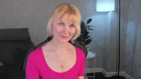 Snapshot of julie_lucasss chatting on 04/16/26, 12:44 Julie Lucasss online show from 04/16/26, 12:44